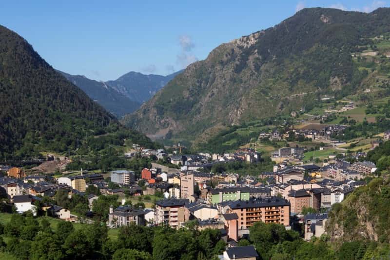 requisits viure Andorra